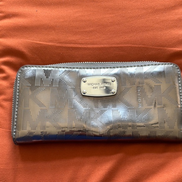 Michael Kors Metallic Silver Logo Wallet - Picture 1 of 3